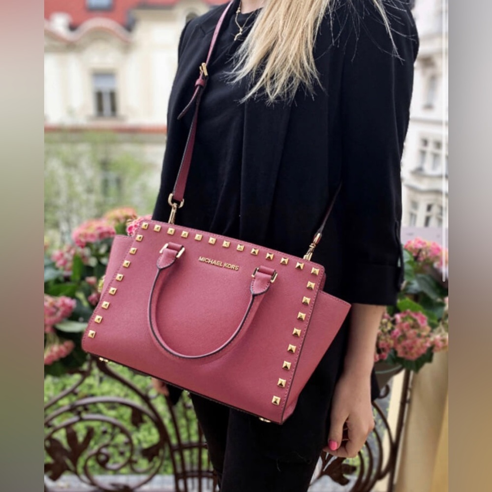 MICHAEL MICHAEL KORS SELMA MEDIUM STUDDED SAFFIANO LEATHER MESSENGER BURGUNDY